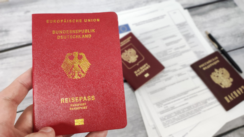 Паспорт Германии на фоне документов и паспорта РФ
