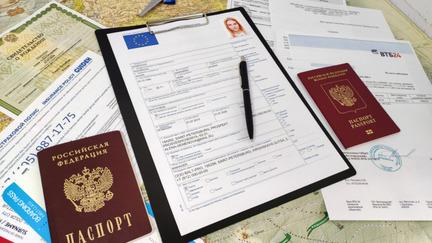 Пакет документов с анкетой и паспортами для шенгенской визы
