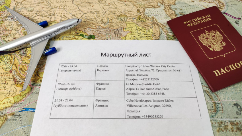Макет самолёта, паспорт РФ и маршрутный лист на карте Европы