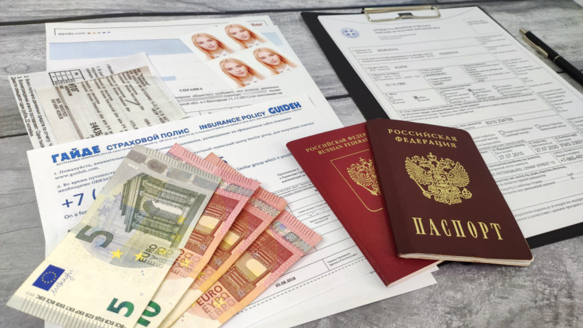 Комплект документов и евро для оформления шенгенской визы в Грецию