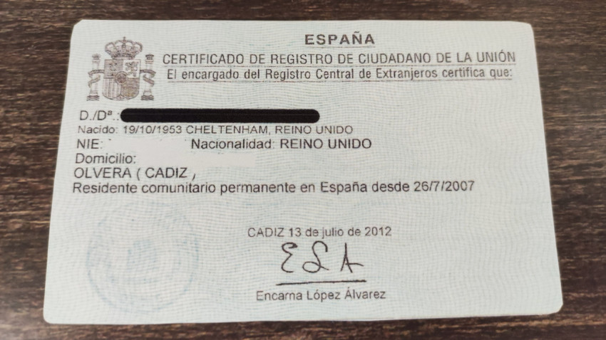 Сертификат резидента ЕС в Испании на столе