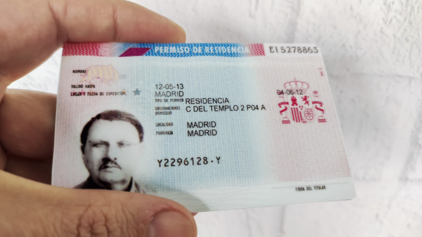 Испанский вид на жительство в руках крупным планом