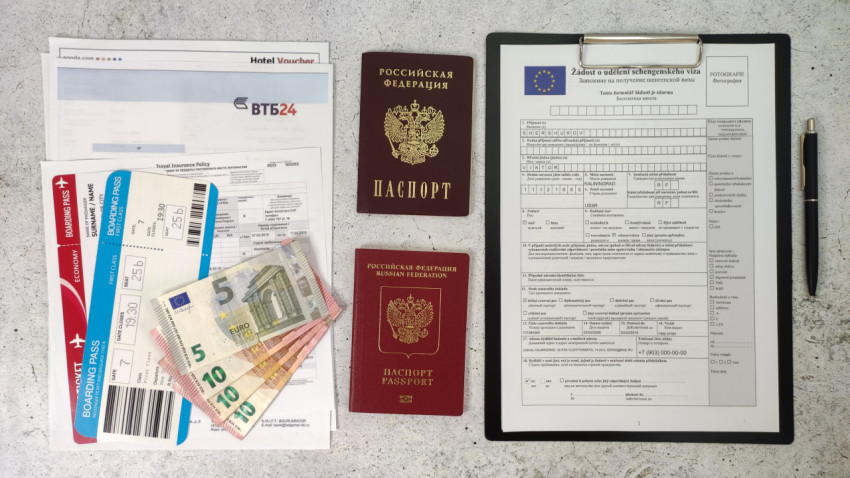 Комплект документов для подачи на шенгенскую визу с паспортами и билетами