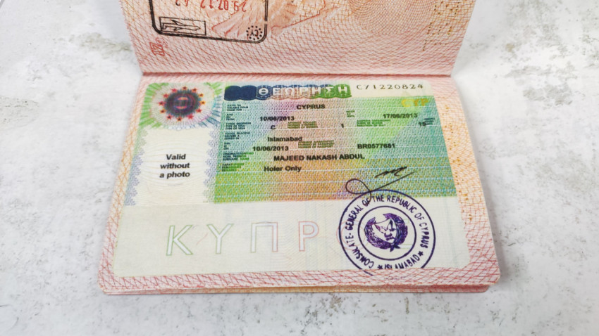 Туристическая виза Кипра в паспорте с консульским штампом