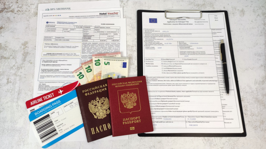 Комплект документов для оформления шенгенской визы с паспортами и деньгами