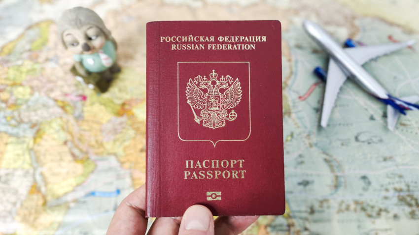 Обложка заграничного паспорта России на фоне карты