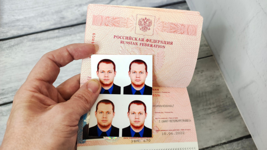 Фото на документы на фоне разворота загранпаспорта РФ