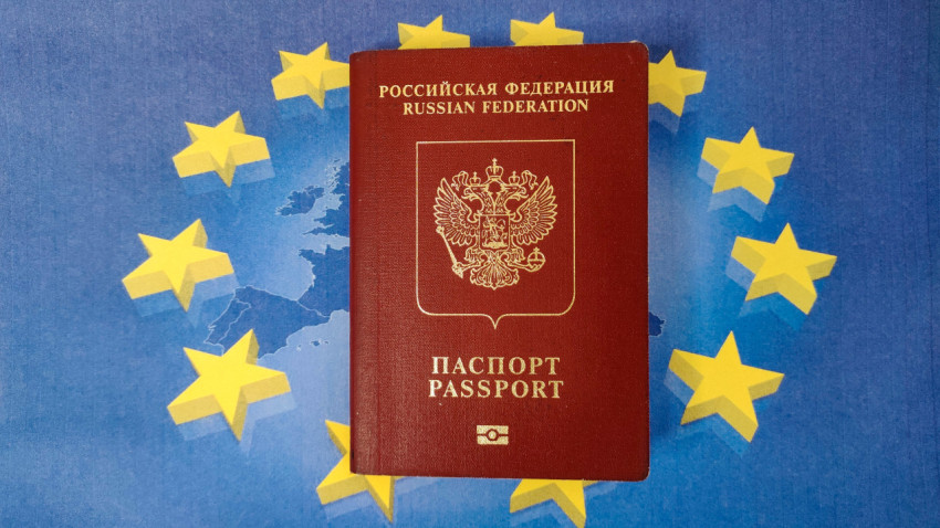 Загранпаспорт РФ на фоне карты Европы с символами ЕС