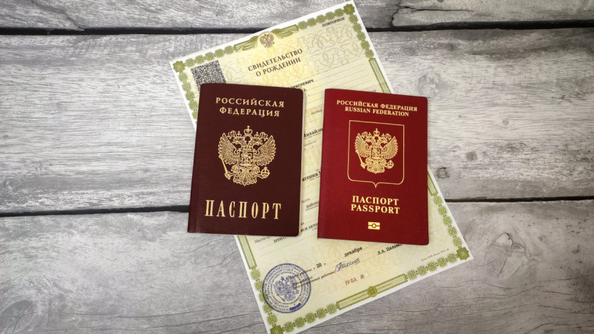 Паспорт России и заграничный паспорт на фоне свидетельства о рождении