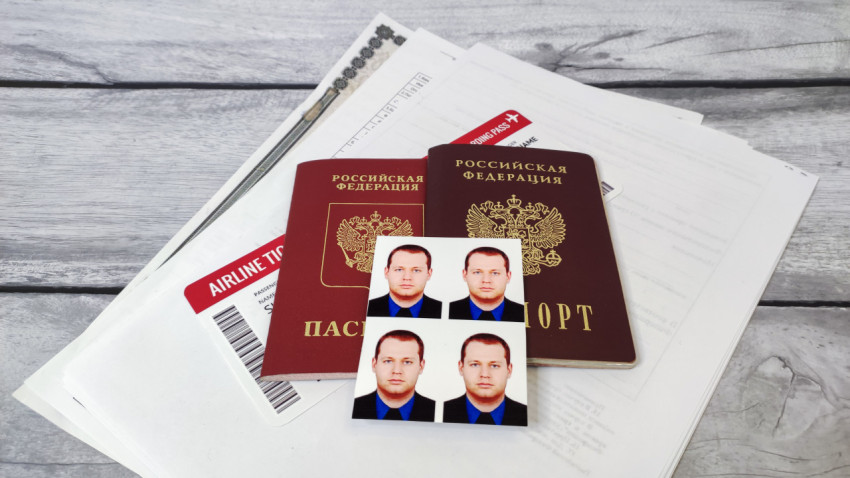 Загранпаспорт и паспорт РФ с фотографиями и авиабилетами