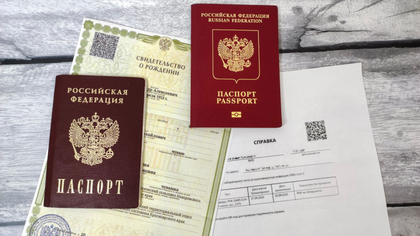 Внутренний и заграничный паспорта России со свидетельством о рождении и справкой