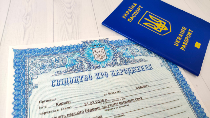 Украинское свидетельство о рождении и паспорт Украины на белой поверхности