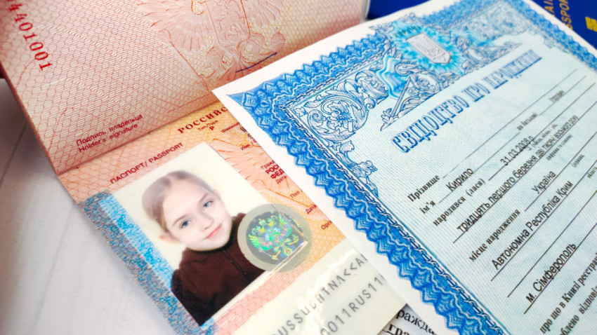 Разворот российского загранпаспорта и украинское свидетельство о рождении