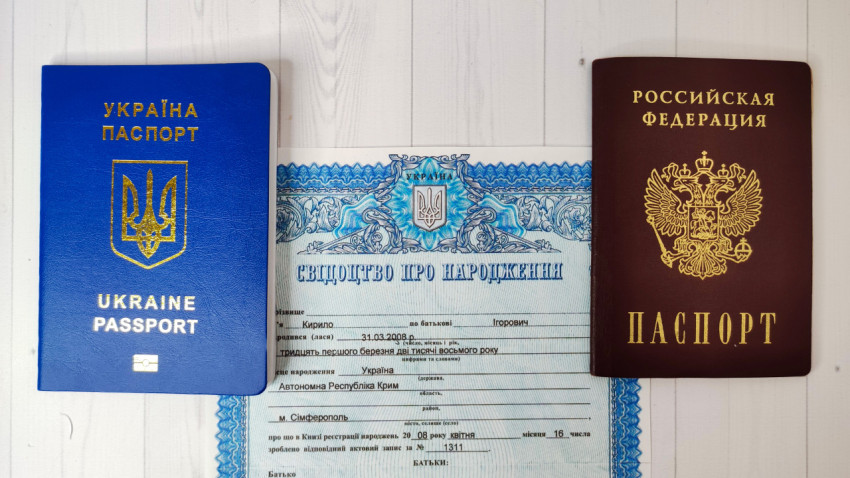 Паспорта Украины и России с украинским свидетельством о рождении