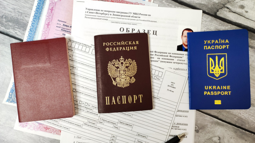 Паспорта РФ и Украины на фоне заявления о гражданстве