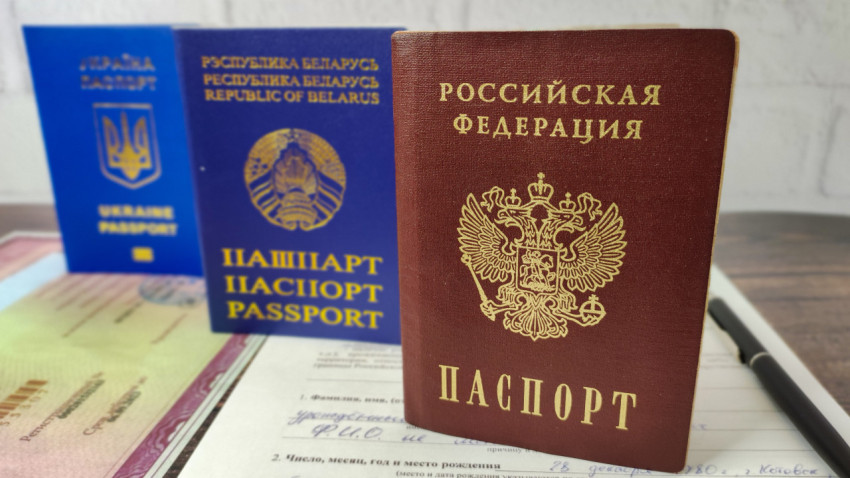 Паспорта России, Беларуси и Украины на фоне сертификата о владении русским языком