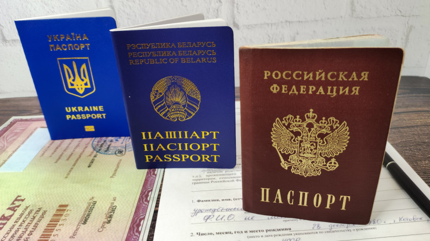 Паспорта Украины, Беларуси и России рядом с сертификатом о владении русским языком