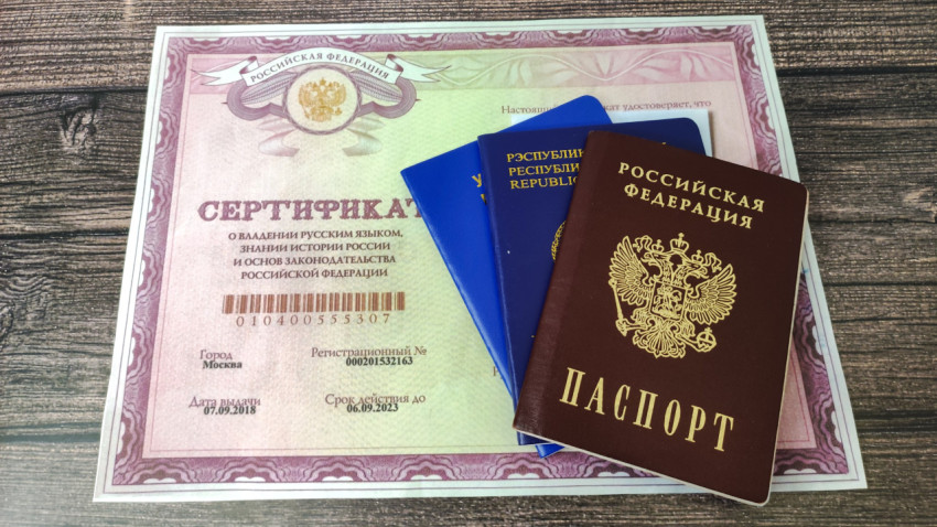 Паспорта России, Украины и Беларуси, лежащие на сертификате о знании русского языка