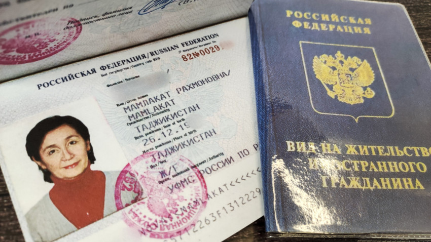 Фотография владельца вида на жительство и обложка документа