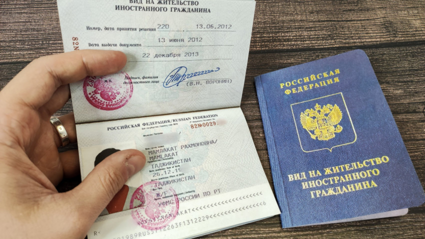 Открытый вид на жительство иностранного гражданина и обложка документа
