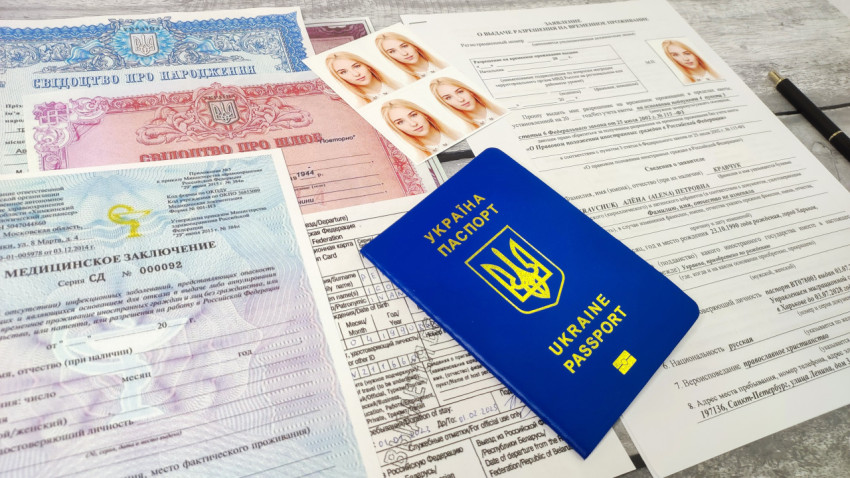 Паспорт Украины и заявление на временное проживание с личными документами