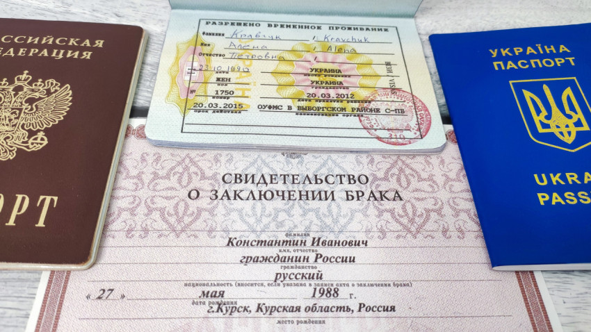 Российский и украинский паспорта с разрешением на временное проживание и свидетельством о браке