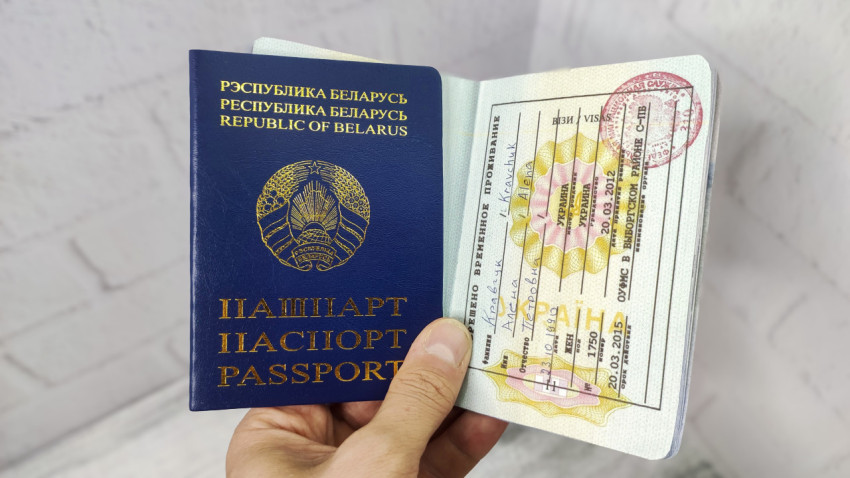 Паспорт Беларуси и украинский паспорт с разрешением на временное проживание