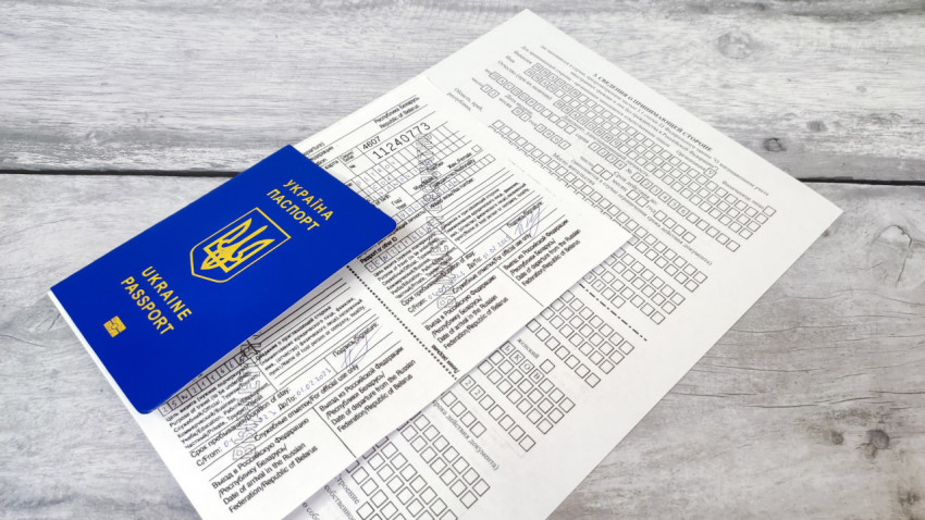 Паспорт Украины на бланке уведомления о прибытии