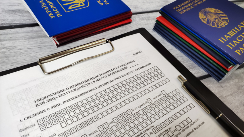 Уведомление о прибытии иностранного гражданина и стопка паспортов