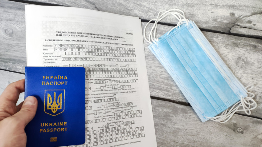 Паспорт Украины и медицинские маски на бланке уведомления о прибытии