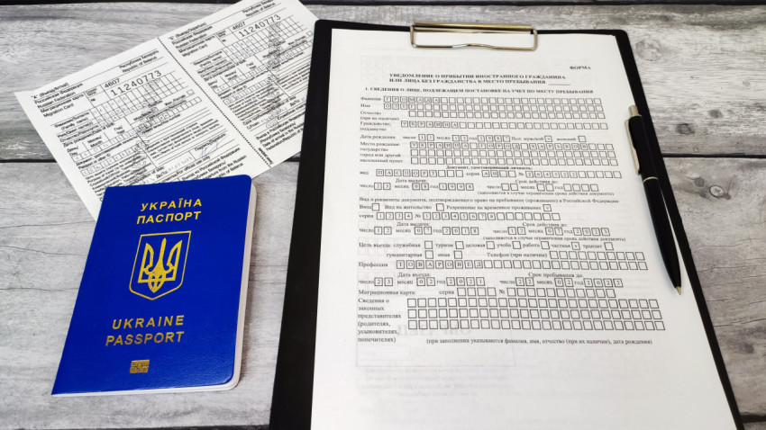 Паспорт Украины и уведомление о прибытии на планшете