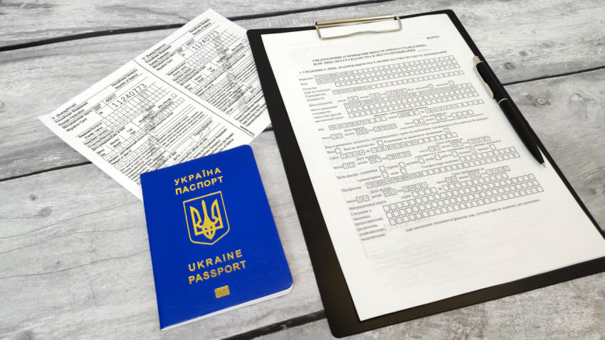 Паспорт Украины с уведомлением о прибытии и миграционной картой