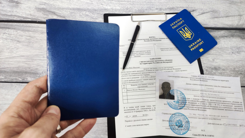 Комплект документов и украинский паспорт для оформления временного убежища