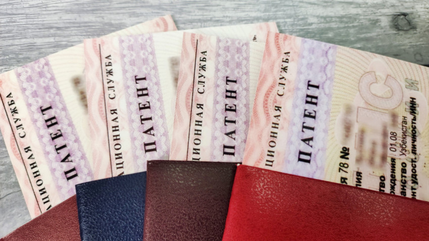 Патенты на работу в обложках паспортов на столе