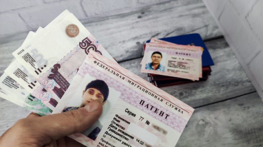 Патент на работу и российские рубли на фоне других документов