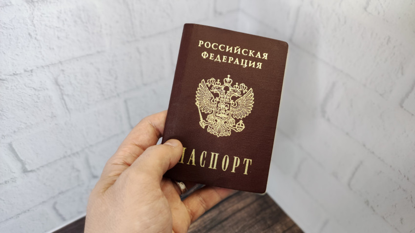 Паспорт гражданина России в руке на светлом фоне