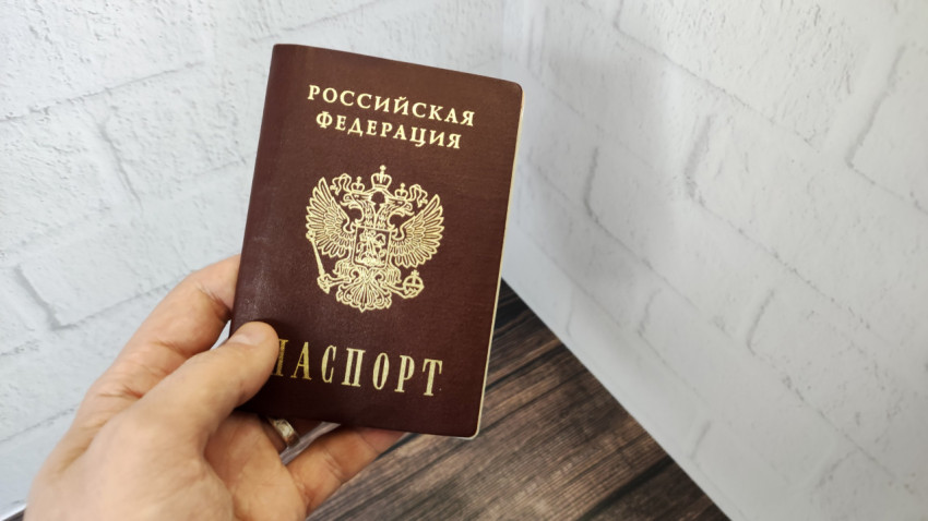 Паспорт гражданина Российской Федерации в руке