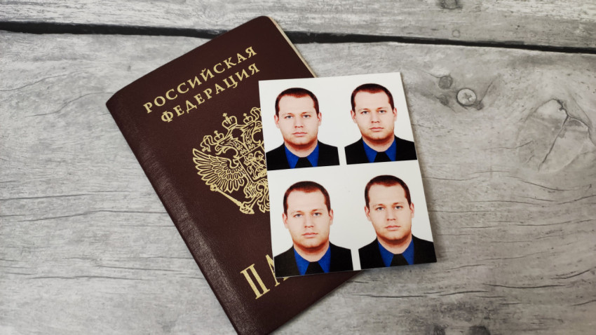 Паспорт РФ и фото на документы на деревянной поверхности