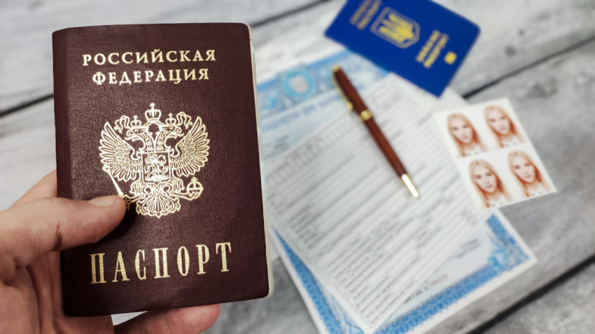 Паспорт Российской Федерации и украинские документы на столе