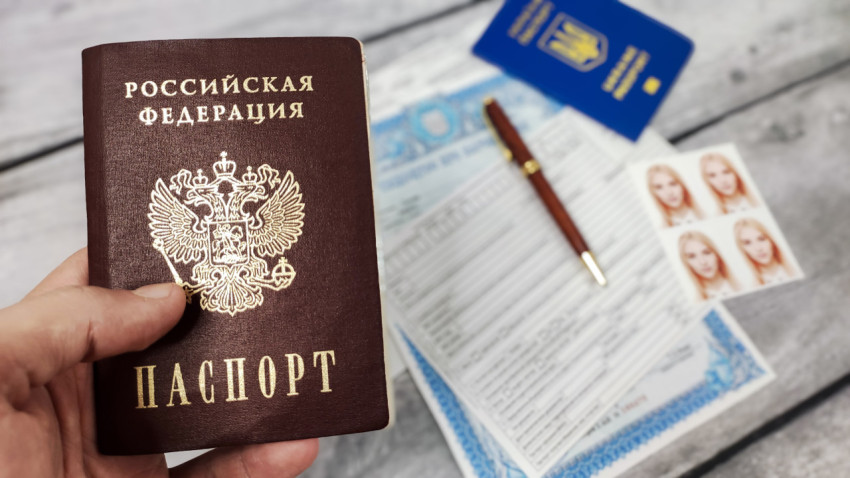 Паспорт России на фоне украинских документов
