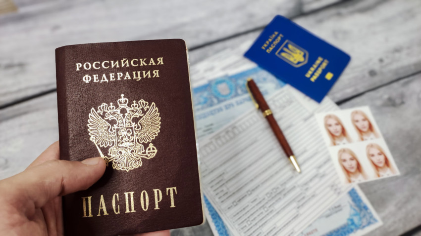 Паспорт России на фоне украинского паспорта и анкеты