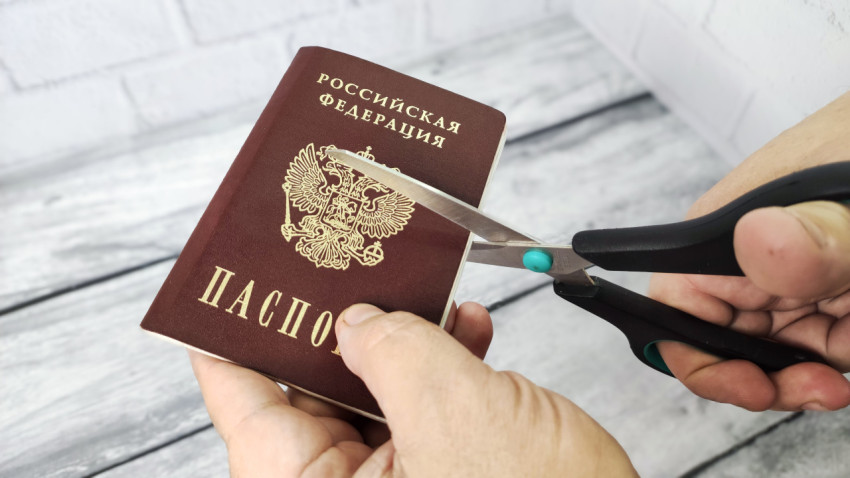 Разрезание внутреннего паспорта гражданина России ножницами