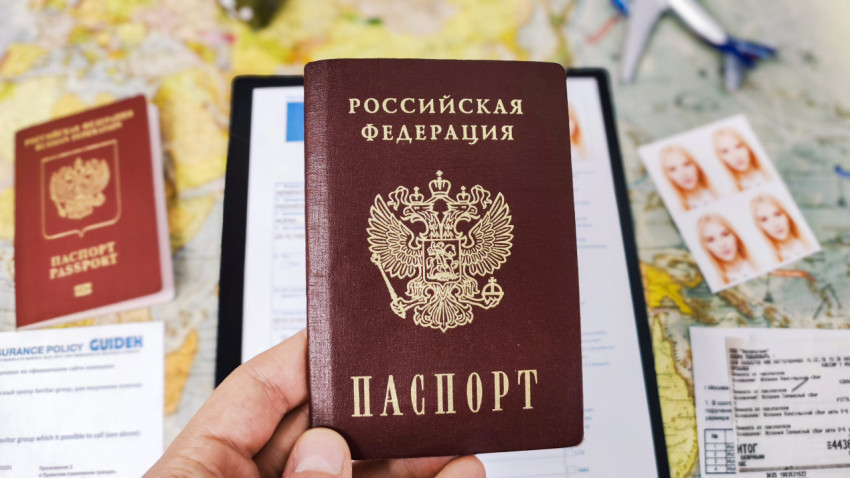 Паспорт гражданина России на фоне визовых документов