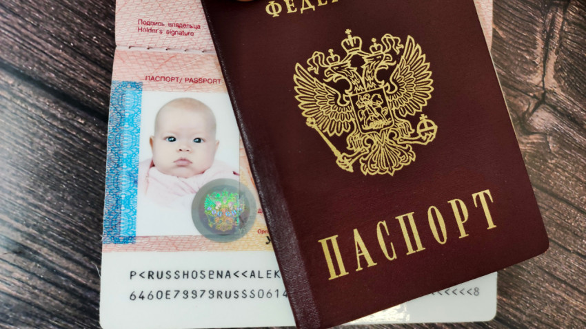 Паспорт гражданина России и разворот загранпаспорта с фотографией ребёнка