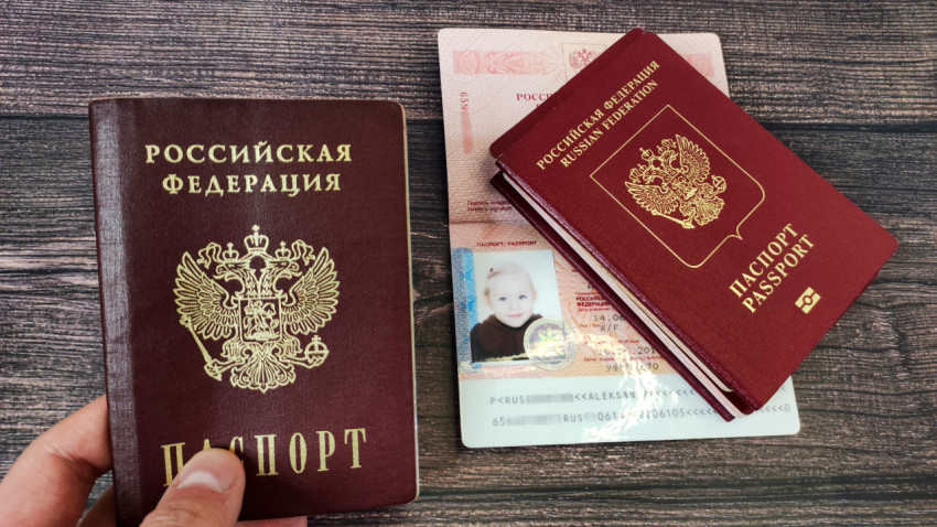 Внутренний и заграничный паспорта России, с фотографией ребёнка внутри