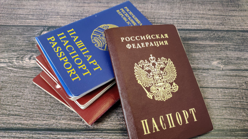 Российский и белорусский паспорта на деревянной поверхности
