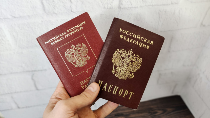 Заграничный и внутренний паспорта России на светлом фоне