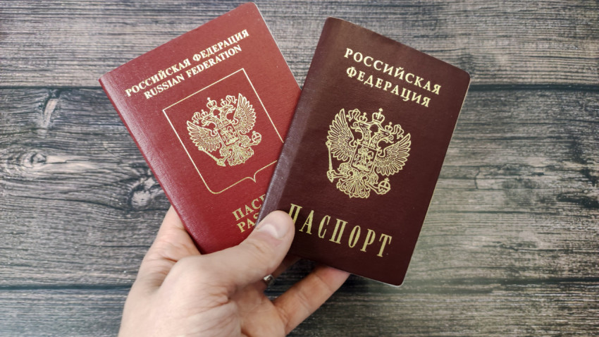 Российский паспорт и загранпаспорт в руке