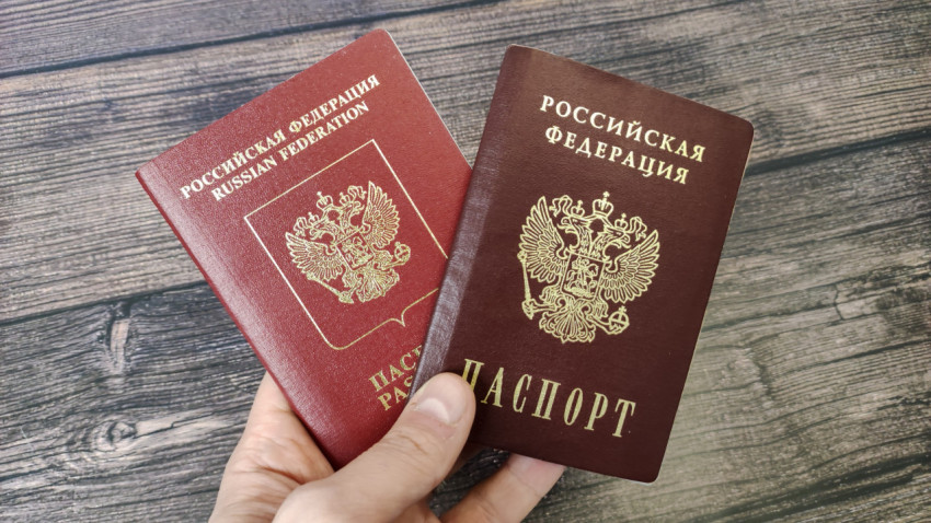 Внутренний и заграничный паспорта России в руке