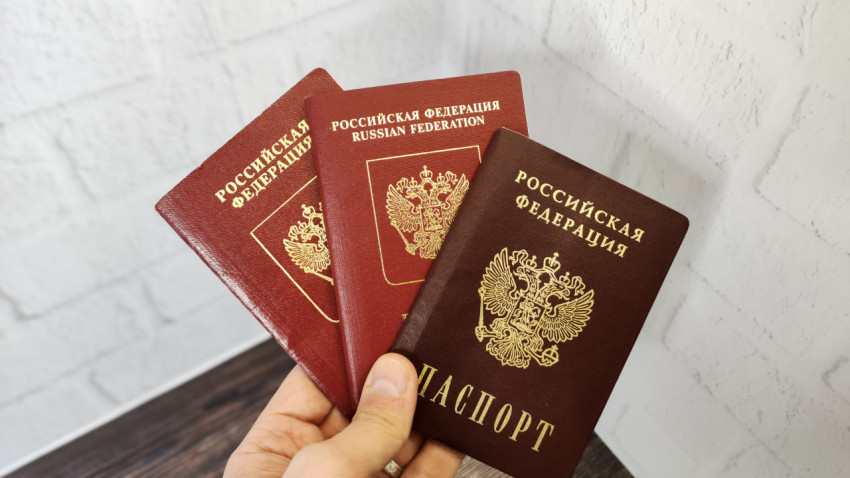 Внутренний и заграничные паспорта РФ в руке